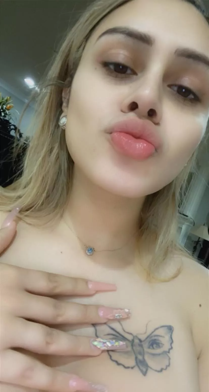 My lips can kiss and suck really good posted by Vernaceei