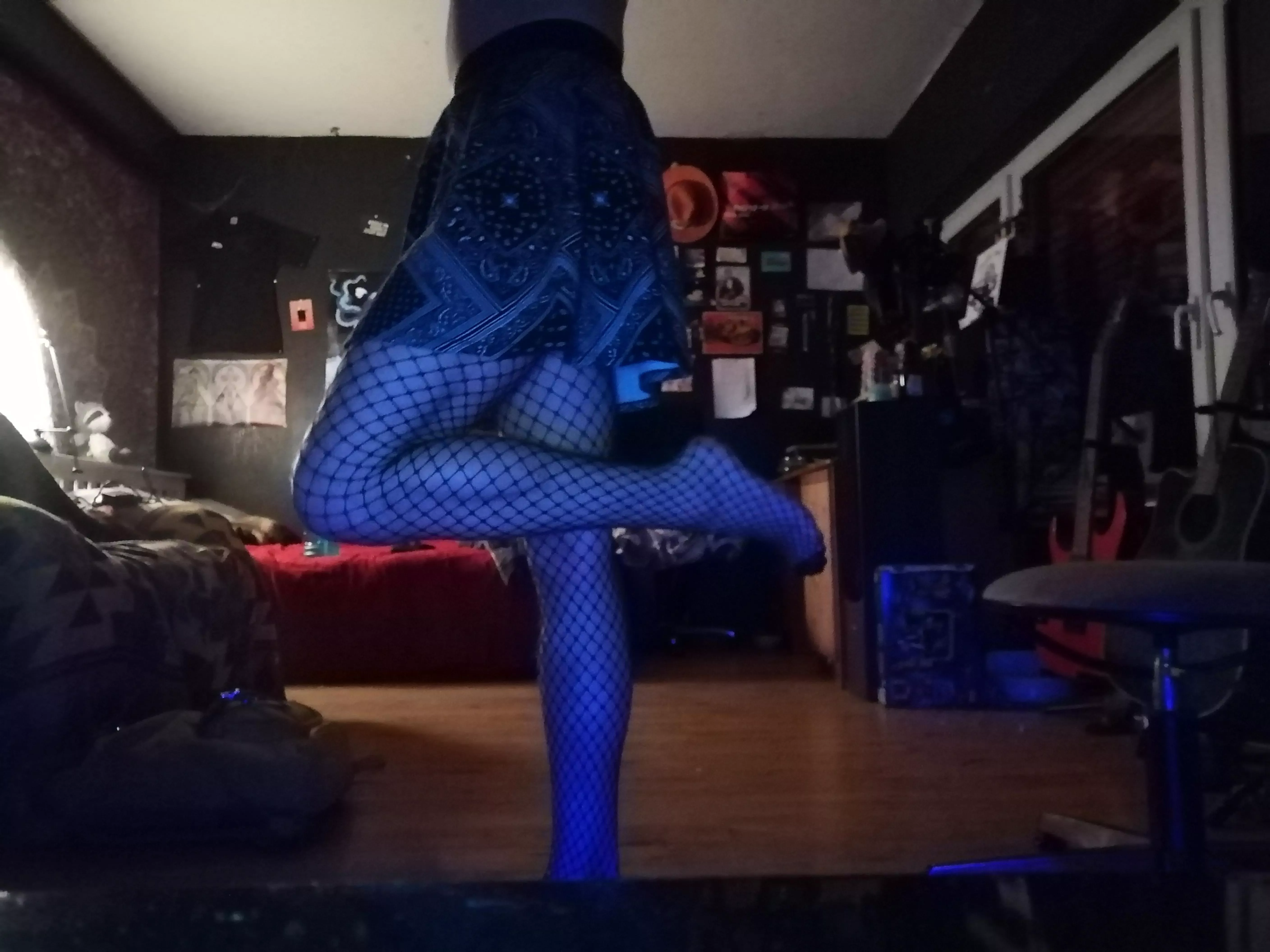 My lovely girlfriends skirt, fits me somehow. Let me know what you think :) posted by Kayane98