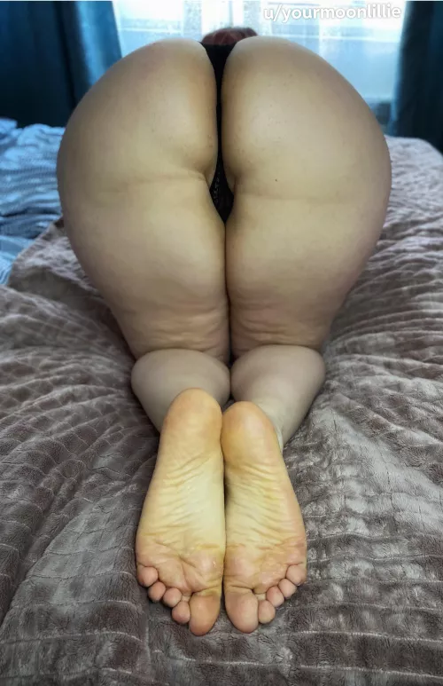 My man is still on a work trip and I‘m still thirsty for someone to eat my ass 🥵💦💦🍑 by yourmoonlillie