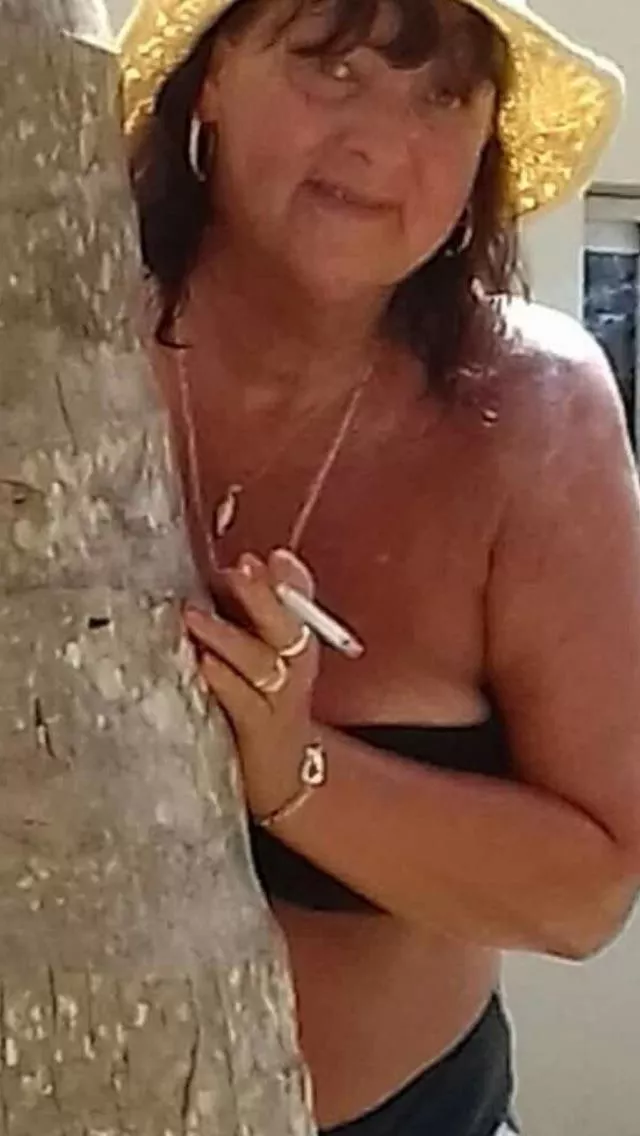 My neighbour, Linda (se london) posted by Lond-Amb-ER66