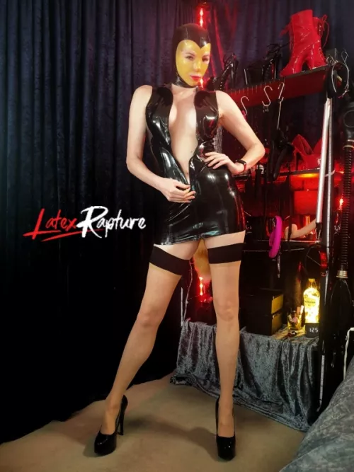 My new hood is on and I feel so good in it. So tight so sexy.. Now what to do while wearing it by LatexRapture