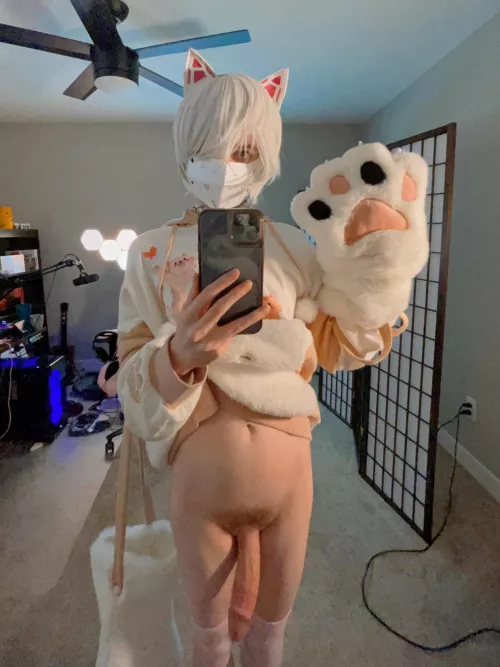 My paws aren’t the only thing that’s big 😻 by catboif6669