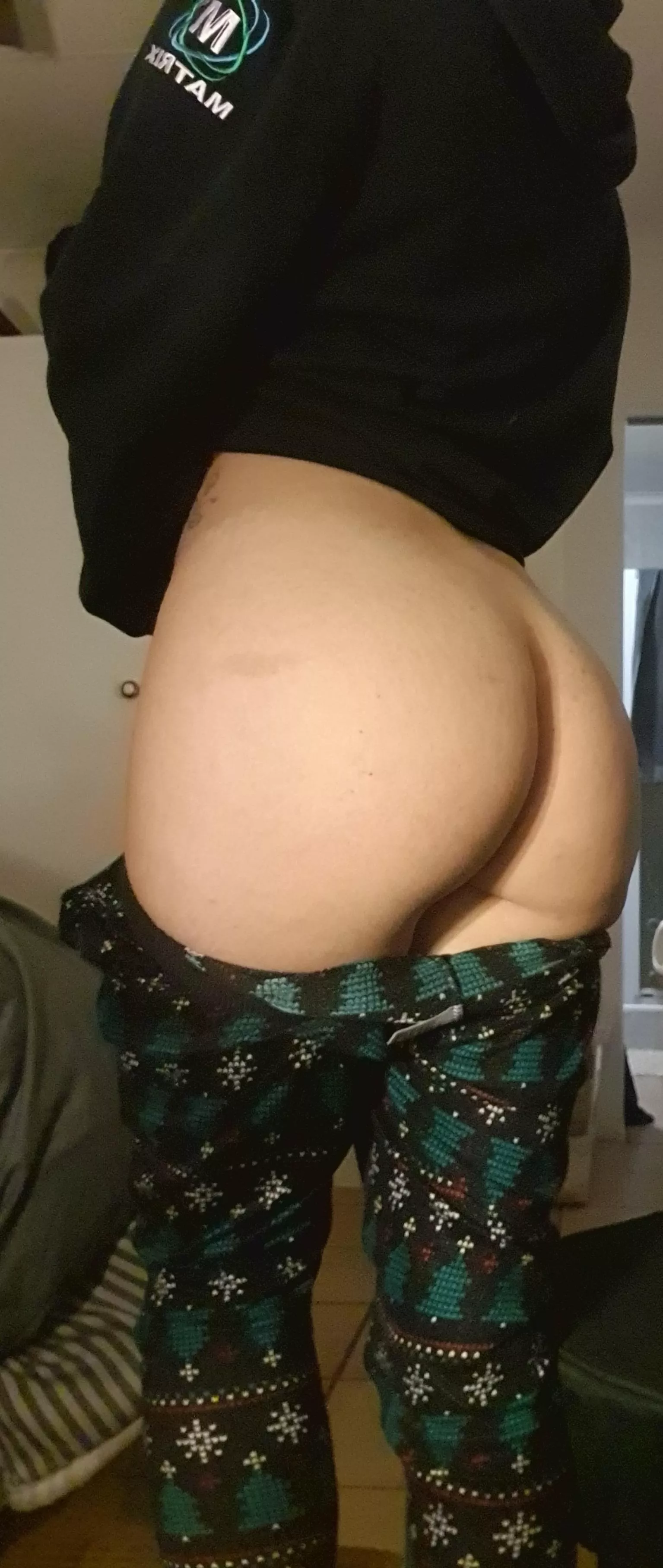 My Peach says Goodnight 🖤😌 posted by Nova_Knox