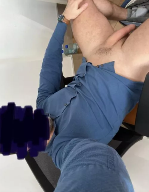 my roommate says it’s a 3rd leg by eloco25