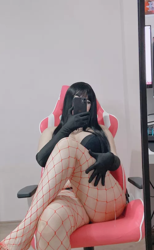 my thick legs trying to get your attention by lilicychan