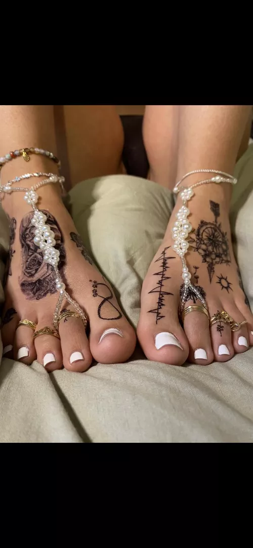 My toes need to be sucked by TinyTootsies_98