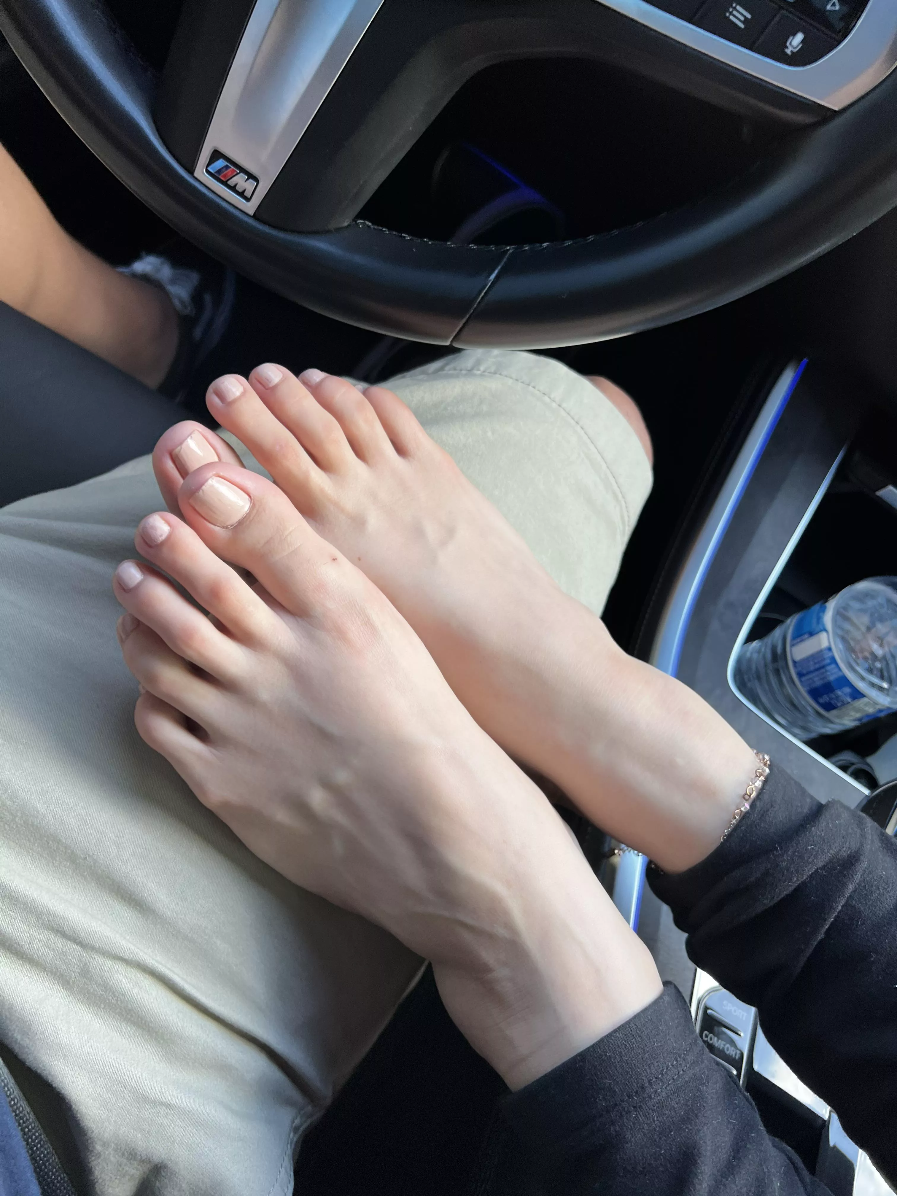 My wife Resting her gorgeous feet on me while I drive 😍 posted by MamitaV