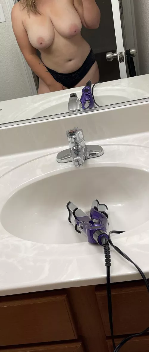 My wife says that she don’t like her body… What do y’all think?👀 by Takepics12