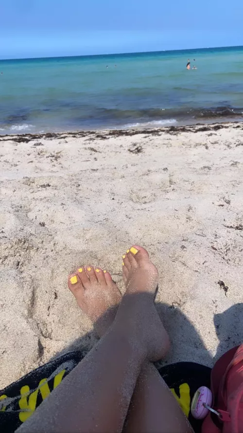 my yellow toes at the beach! by size5baby