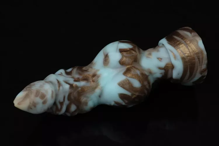 Nabbed myself a cute mini/soft Fenrir in Mint chocolate chip cookie coloration! This boy was a rogue so this is his true pour in the photo 🤎 by fluffybludragon