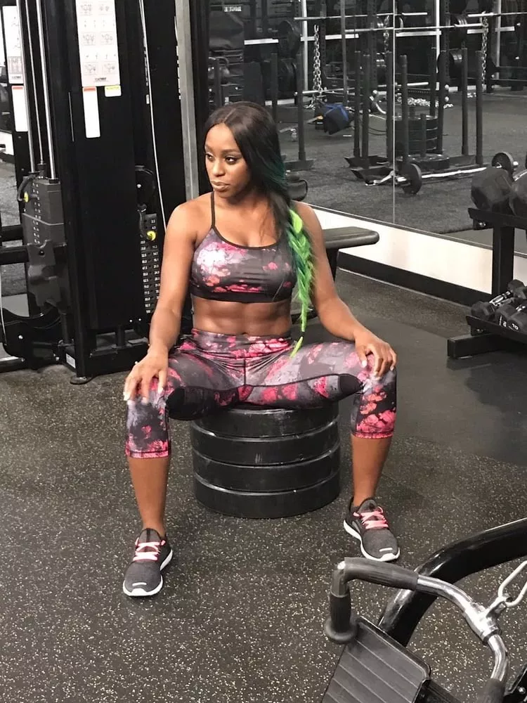 Naomi spreading that posted by Lilamou