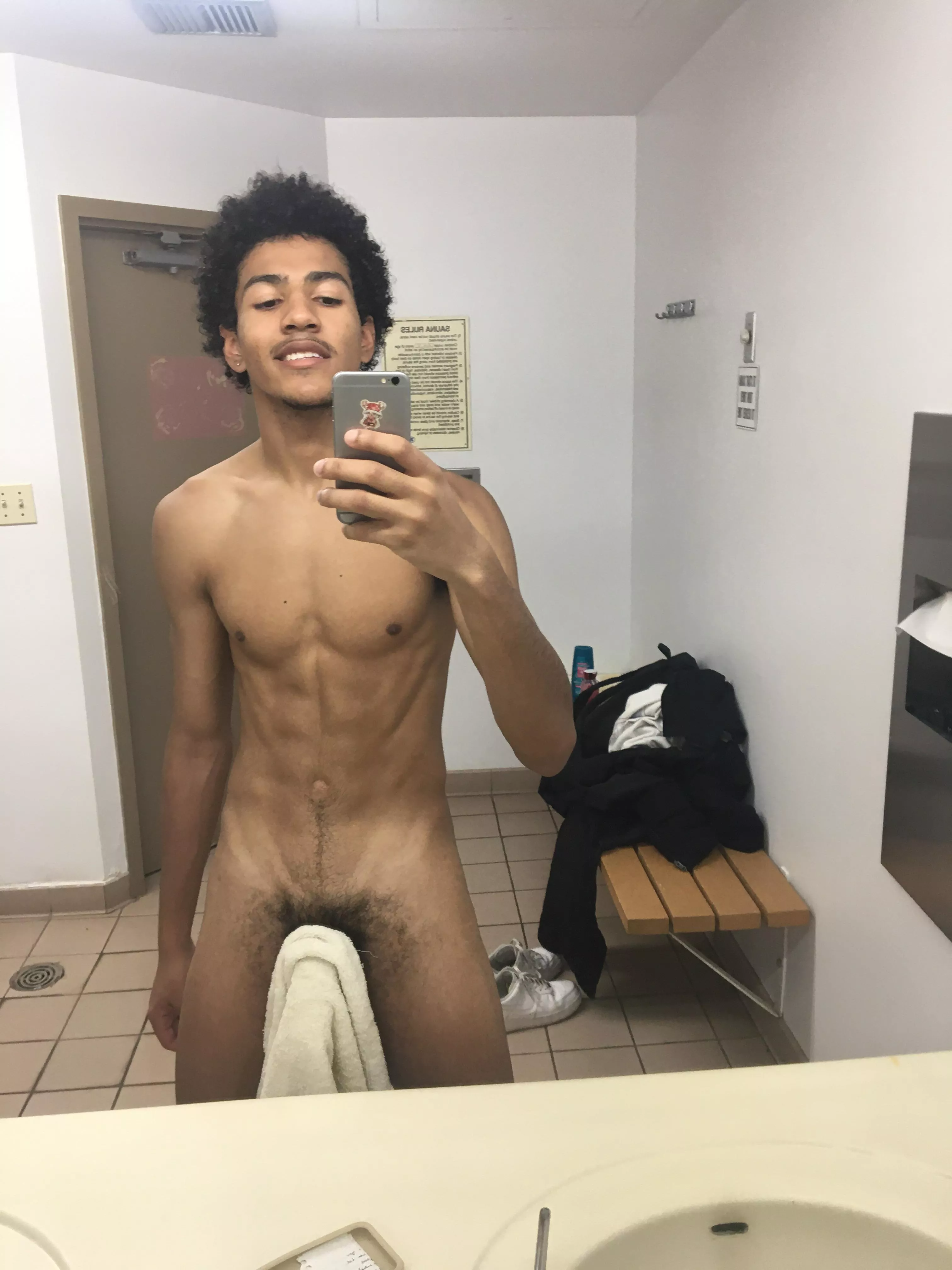 Need some extra hands to help dry off🇨🇦 posted by Thatonelightskn