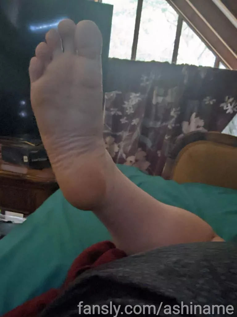 Need some hangover foot rubs and worship 🥺 posted by ashiname