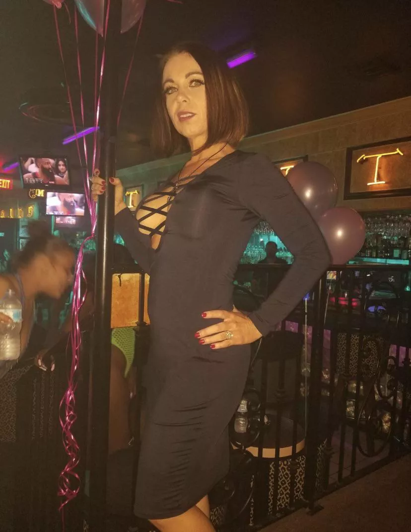 Need somebody to tribute my mom, got 2 nudes and a creepshot posted by stepmomneedscum