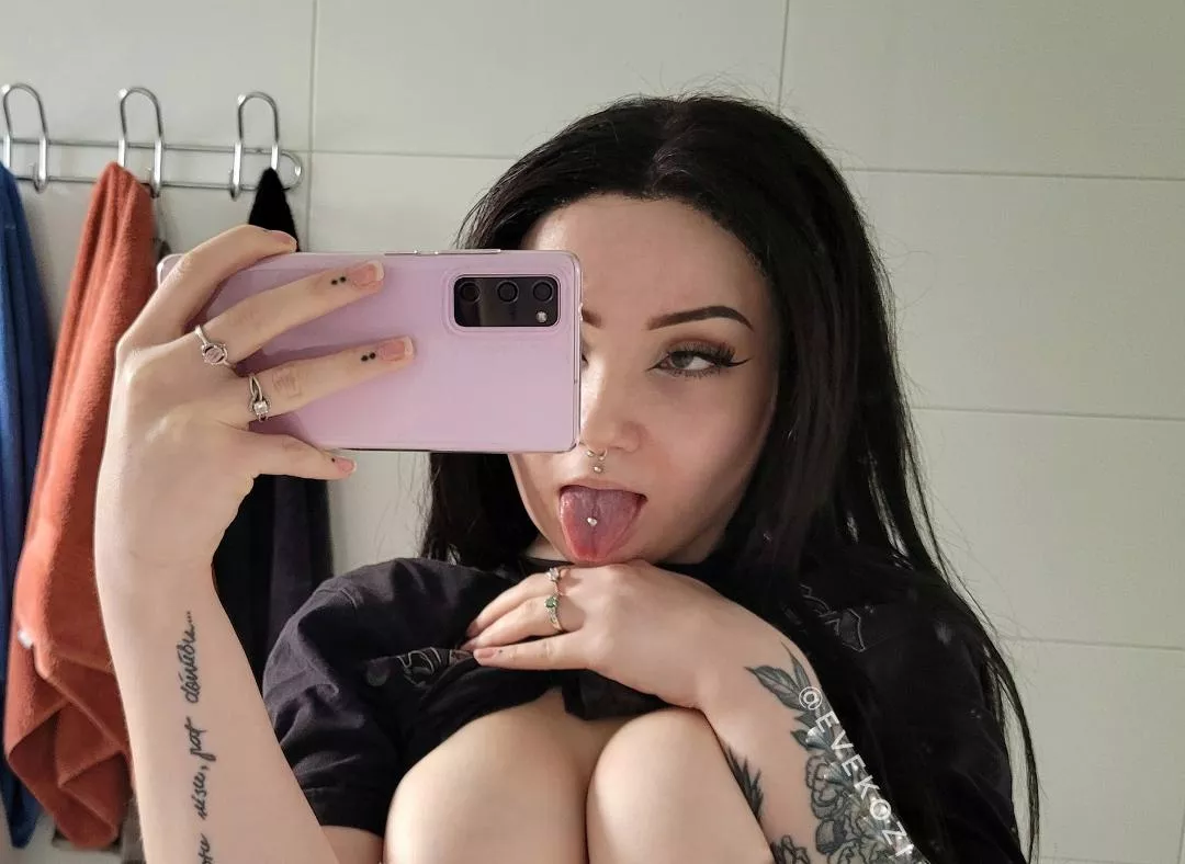 Need someone to facefuck me. posted by evekozi