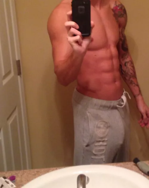 Never skip (third) leg day [M] by BaritonePicolo