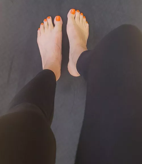 New color on my yummy toes!!! 🧡🧡🧡 by seximexivixen