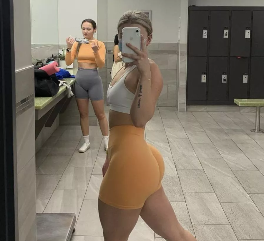 New fav shorts 🥰☺️🍊 posted by nikedunkIow