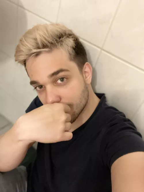 New haircut. Do we like? 😝 by magicalmoon22