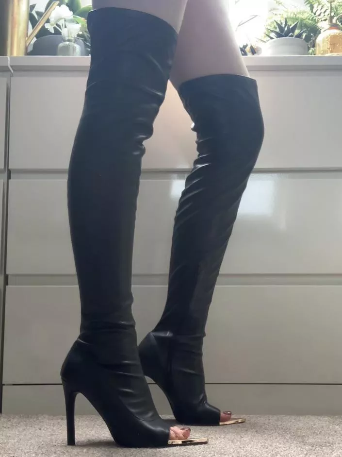 New heels 😈 posted by Small_Weird_3287