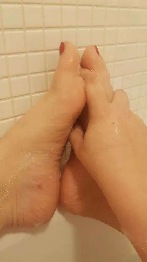 New in this feet journey... Do you like the bath pictures I have taken for you? suggestions for angles are more than welcome 😍 by twofeetsweet