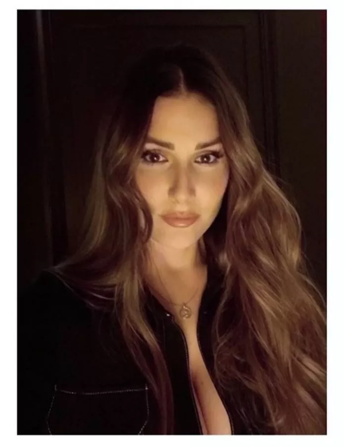 New pic showing off cleavage posted by BatCanDriverDeux