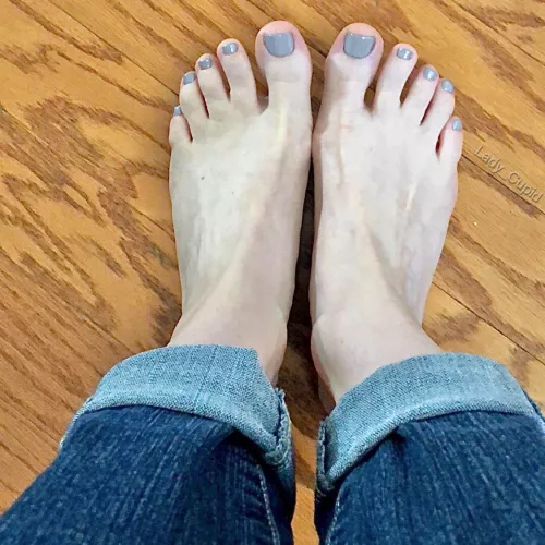 New to r/feet. Hope you’re all having a great Tuesday! by Lady_Cupid