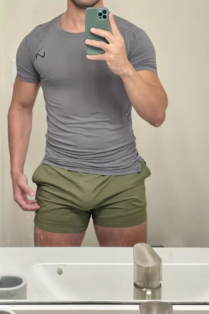 New to the community. 28 year old gay dude living in the New England area. Love a good gym bulge 😏💪🏻 posted by dzt_jock