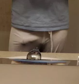 New yoga pants really show it off posted by damaz1982