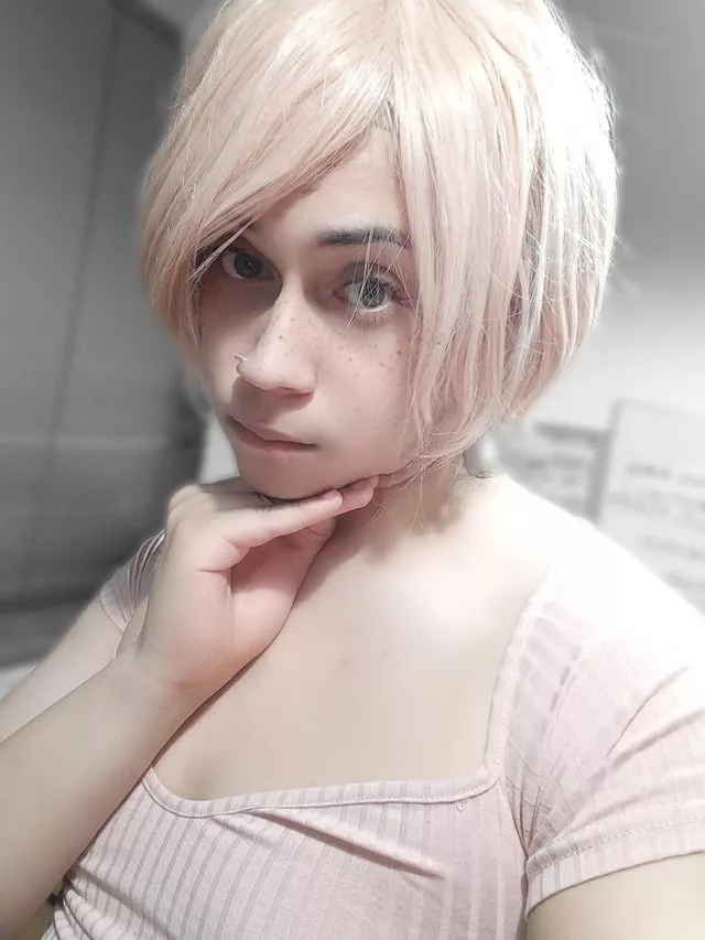 Newbie here. Distorted background and added freckles. Do I look pretty? posted by LadyDarkBerry