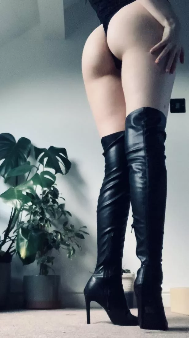 Newest heels 💅🏻 posted by Small_Weird_3287