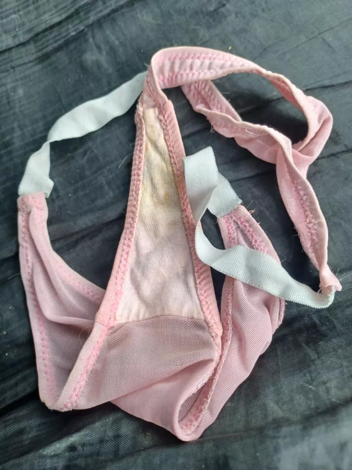 Nice smell of pussy on this pink thong posted by Bigwazza12