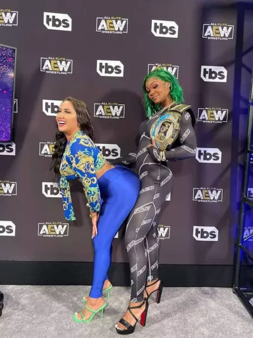 Nikki twerking on Jade by Wijin00