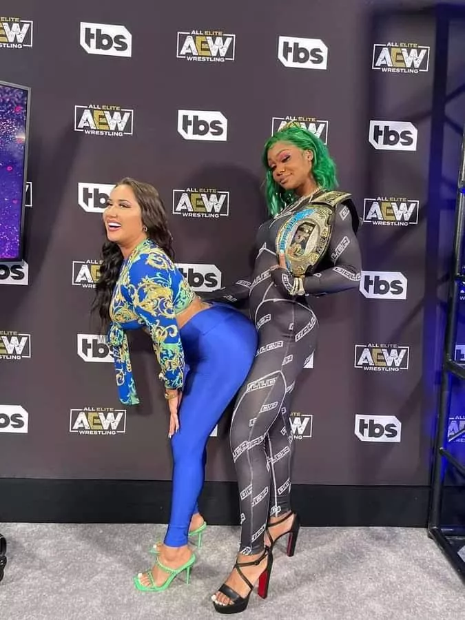 Nikki twerking on Jade posted by Wijin00