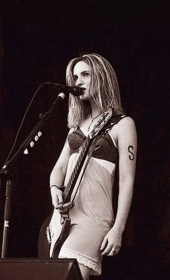 Nina Gordon, guitarist, Veruca Salt posted by guitartoad