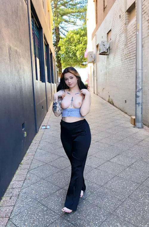 No shoes, no bra [F] by trashxxbaby