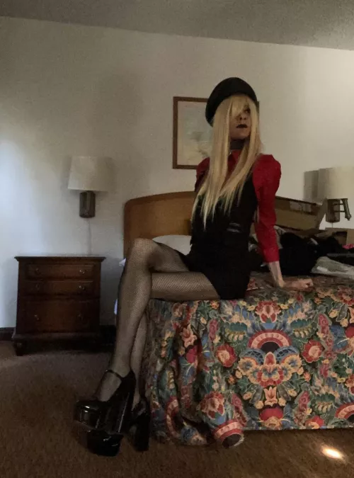 Not entirely sure if I fit in here - I do try my absolute best to look as femme as possible. Anyway, you decide! Hi, I’m Alexis 👋 by AlexisLA_