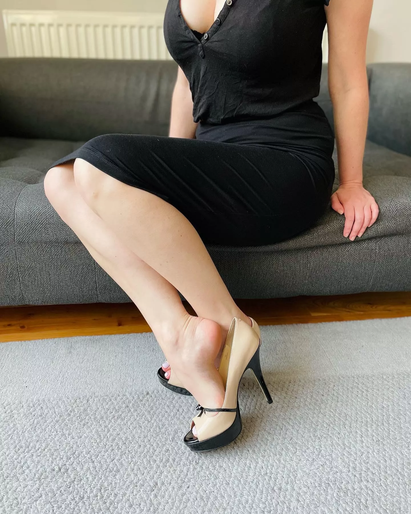 Not had these pumps out for a while, thought I’d give them a little pop 💋 posted by Holly_in_heels