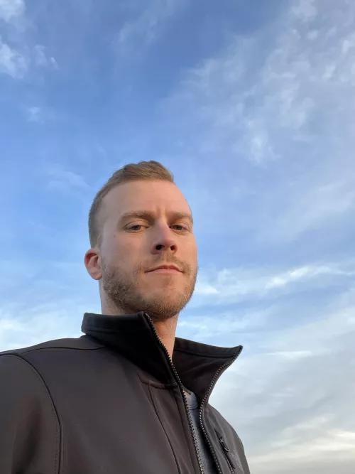 Not usually one for selfies bros, but I couldn’t pass up the lighting. Happy Monday! by uhohspaghettibro