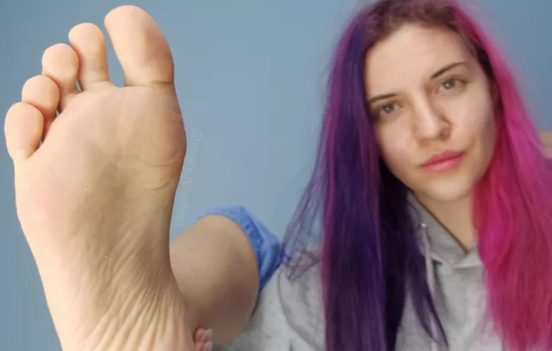 Now it's really in your face... ;) by MaryJunefeet