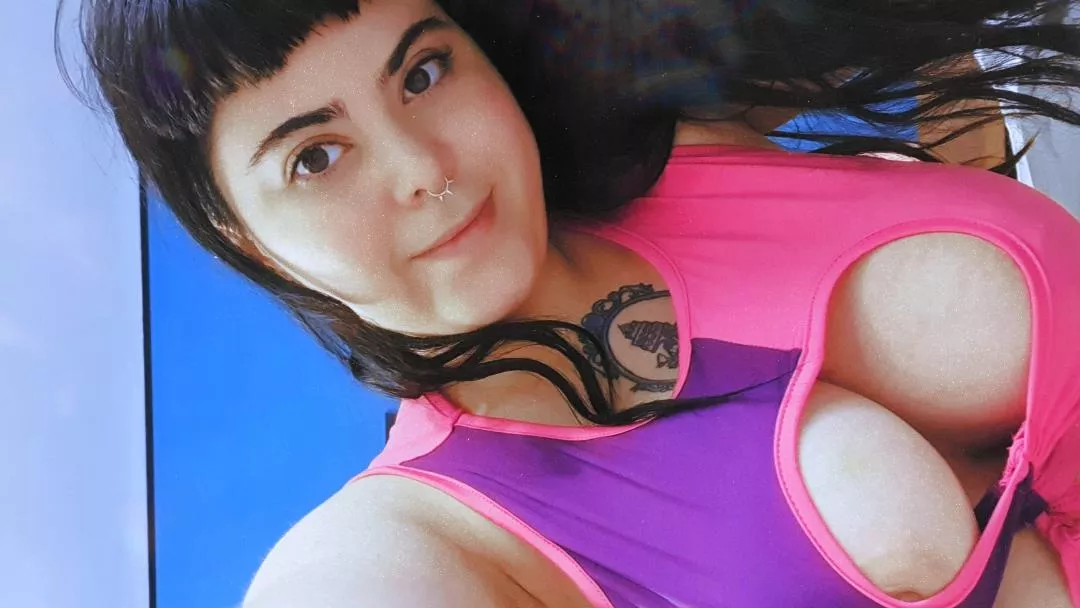 now that I caught ur eyes... whats ur favorite horror movie? posted by missmaju