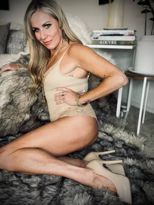 Nude! by LongLegzLizzie