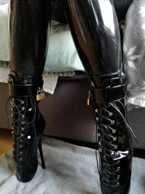 [OC] lockable heels 💜 by Shijuuichi