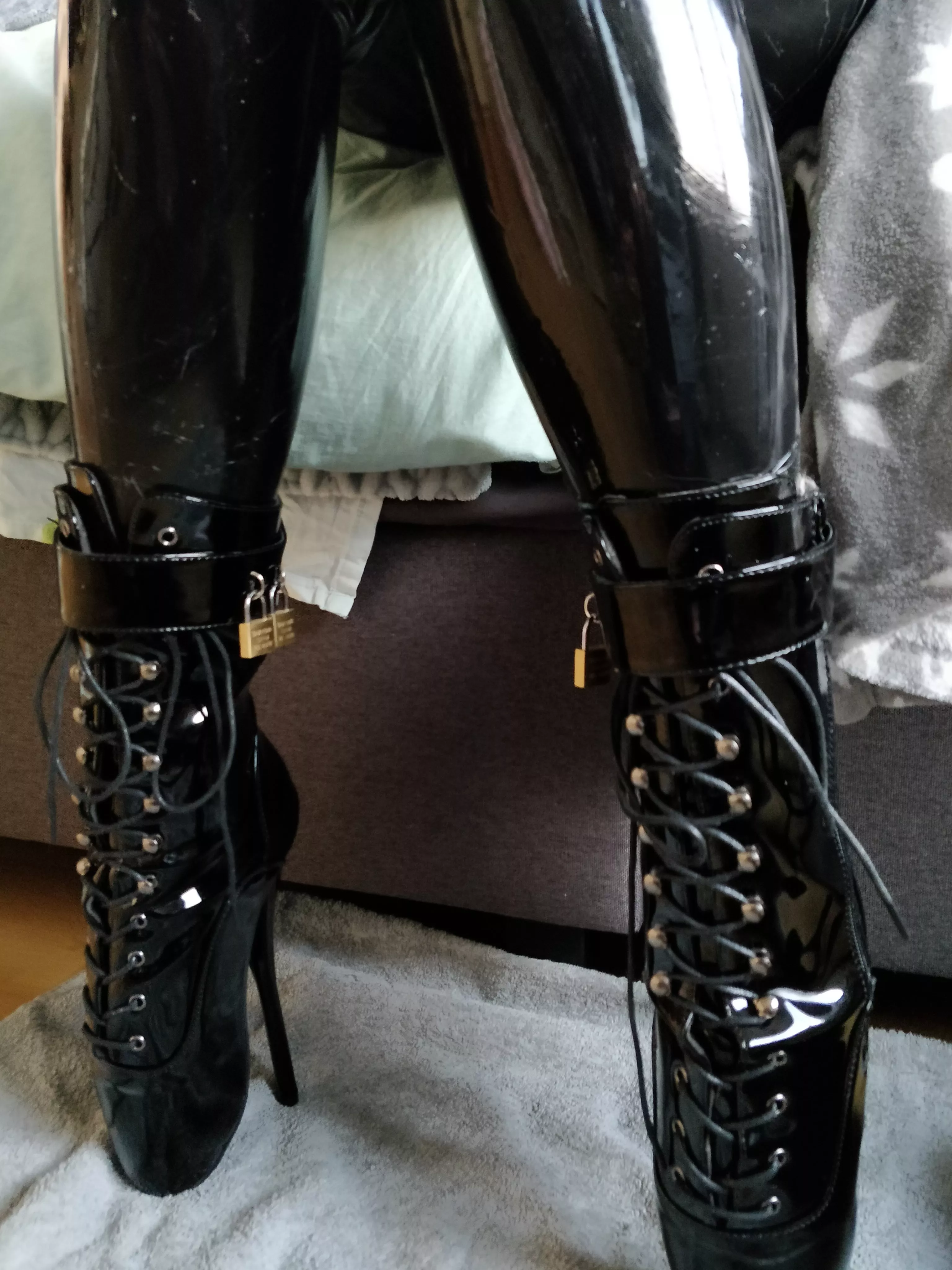 [OC] lockable heels 💜 posted by Shijuuichi