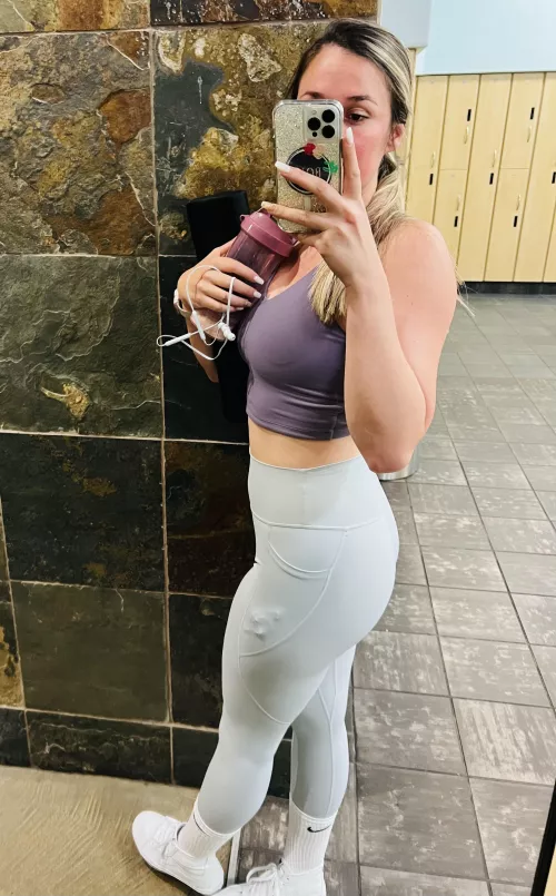 Of[f] to hit legs.. gotta get some booty on this 5’11” frame 🍑 by em_nextdoor