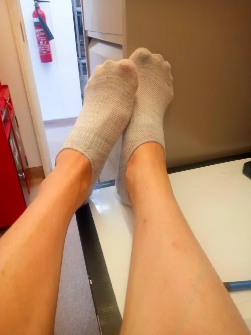 Office Feets at Work 💅👣😊👨‍🍳 by StrafeKing1991