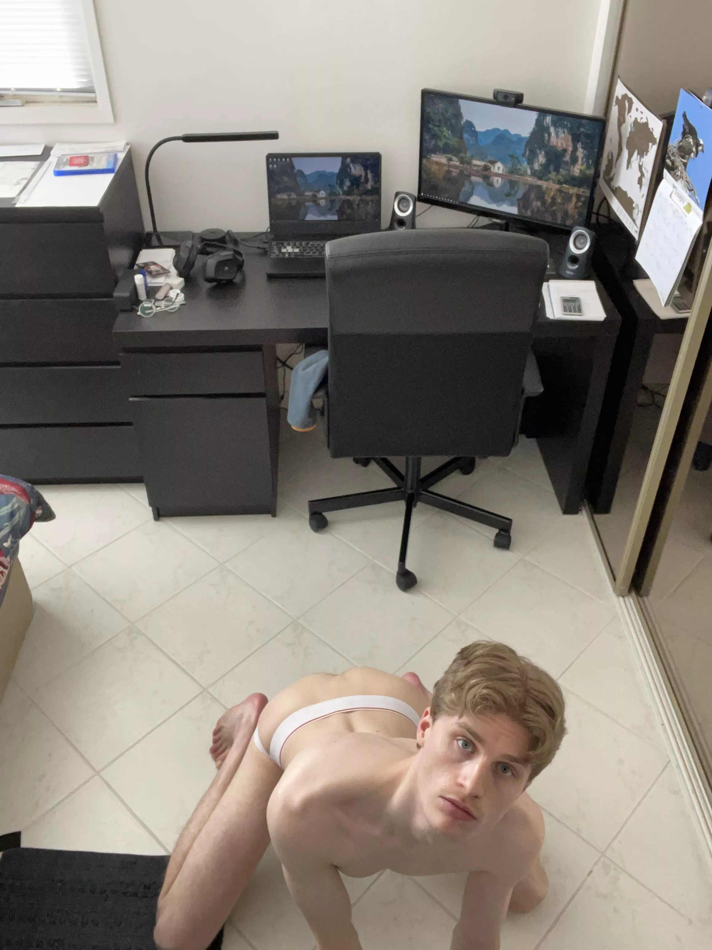 Oh hey up there👋🏻 posted by az__97