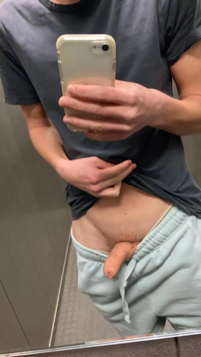 Oh im in the elevator & are horny 😅 posted by hornyteentrh