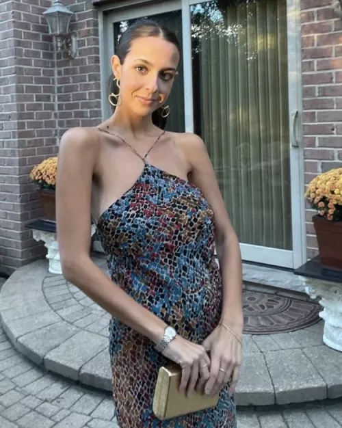 ok one last tease before i call it a night. happy to pleasure you boys in chat for a few more mins if anyone needs their cock serviced 😘 by bethanybbyy