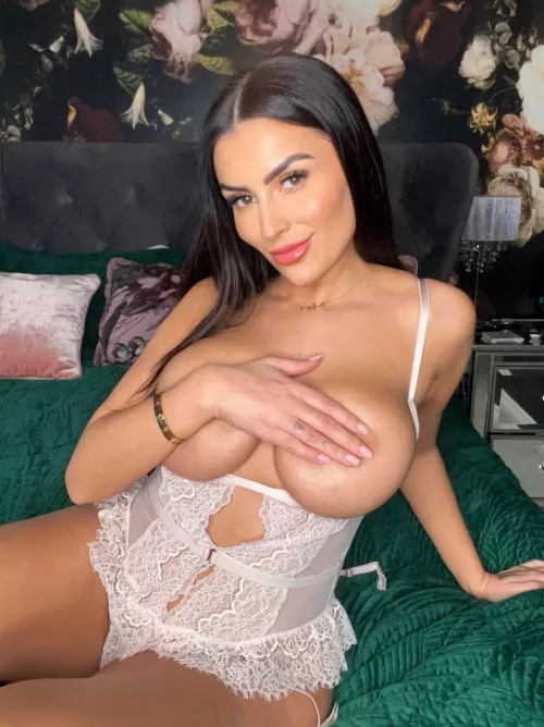 One handed is a little tricky by yasminefox